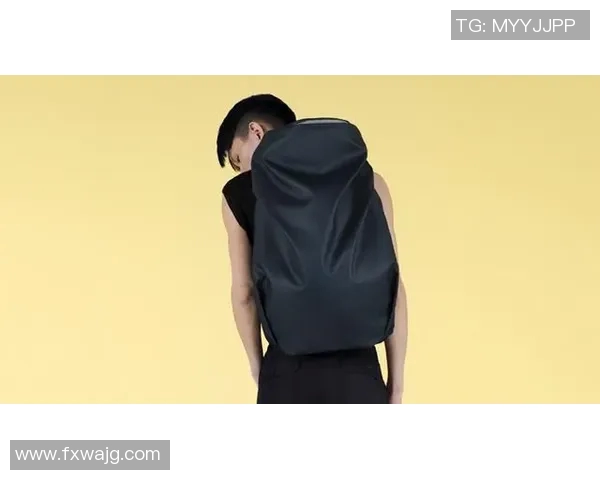 足球明星外出必备双肩包时尚潮流与实用性的完美结合