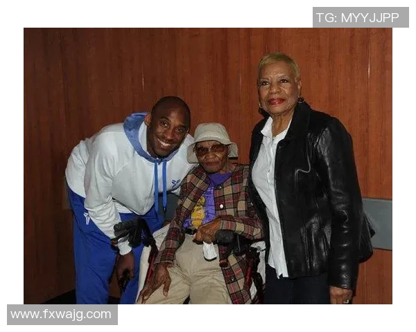 与篮球明星亲密合影的大叔瞬间展现青春活力与热情的精彩瞬间